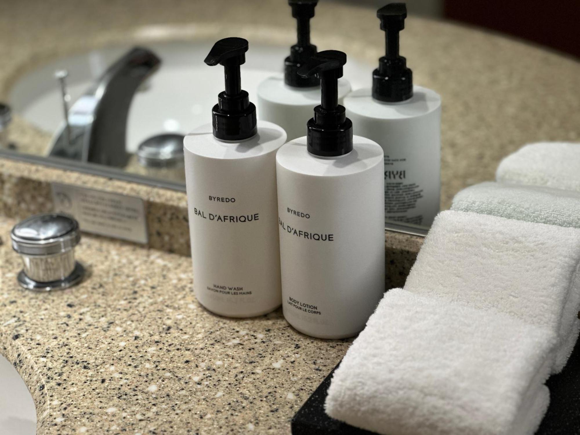 Intercontinental Seoul Coex, An Ihg Hotel Eksteriør billede Soap and shampoo dispensers in a hotel bathroom